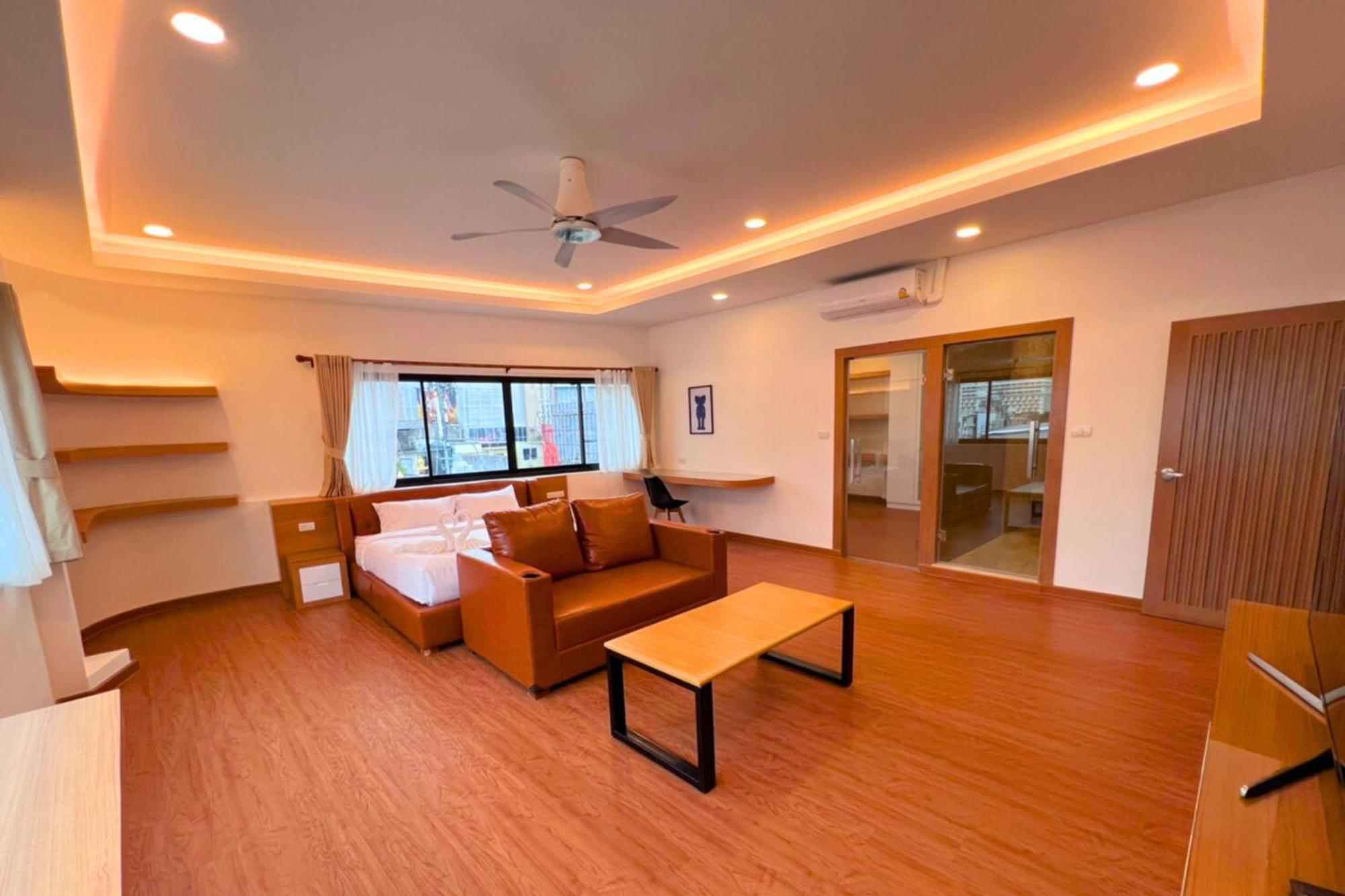 The Lodge Pattaya Buitenkant foto