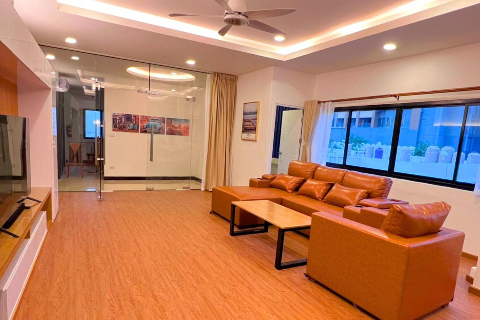 The Lodge Pattaya Buitenkant foto